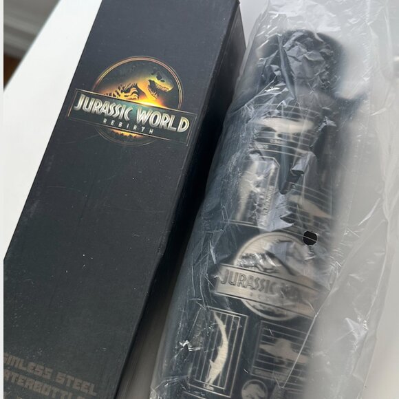 New!!! Rare Jurassic world rebirth 24 oz steel bottle - Picture 3 of 3